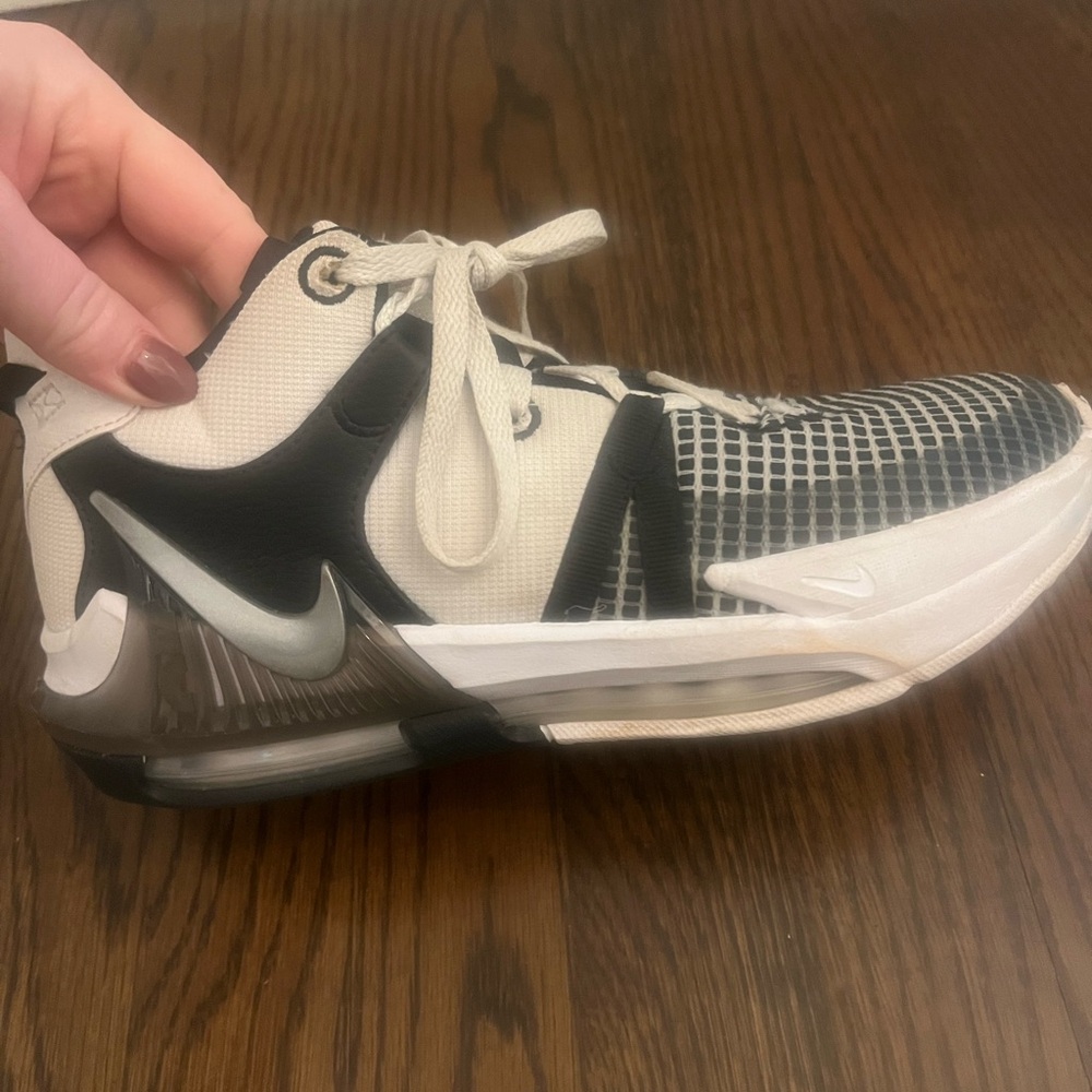 Nike Men's Black and White Athletic Sneakers